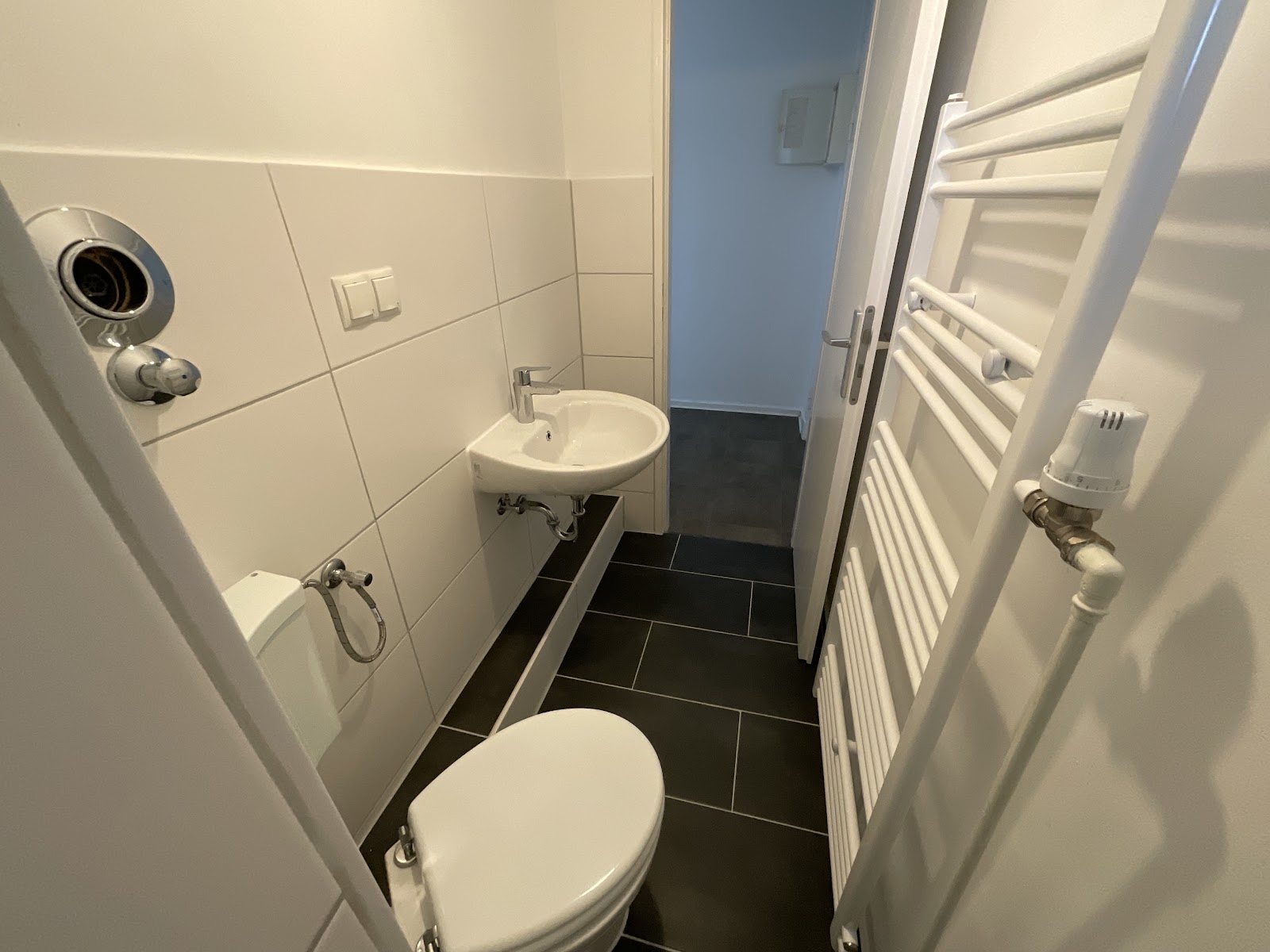 Modernisiertes Tageslichtbad mit Dusche